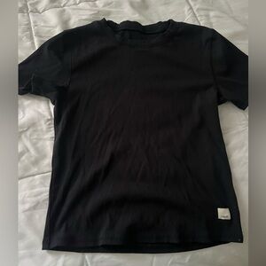 Vuori fitted athletic top